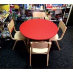 Set okrugli sto u boji i 4 stolice za decu